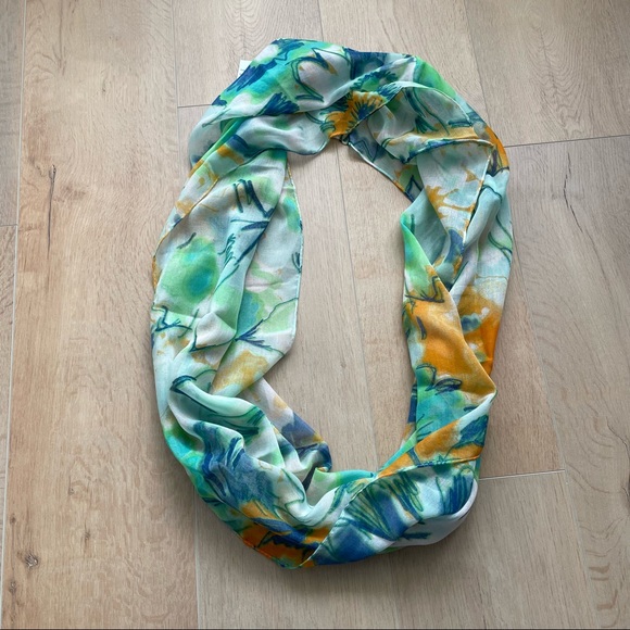Accessories - 💗 NWT Flower Pattern Infinite Scarf